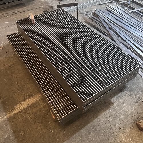 鋼格板材質選錯易開裂！2025選型避雷指南