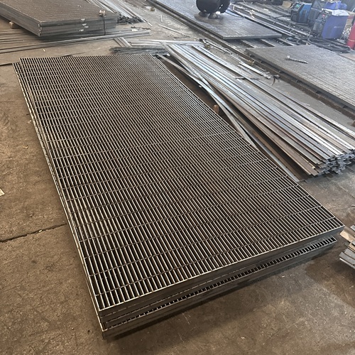 鋼格板防滑處理不到位！雨天易出事，怎么選才對