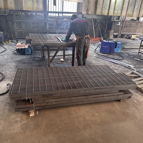 低調卻強悍鋼格板撐起城市每一寸腳步